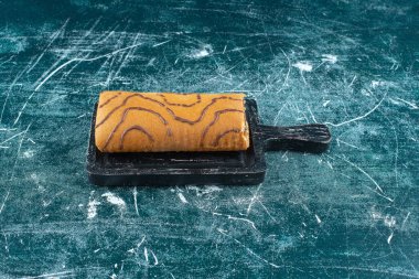 Mavi arka planda, bir tahtaya pasta yuvarla. Yüksek kalite fotoğraf