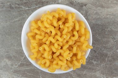 Beyaz kasede pişmemiş selentani makarna. Yüksek kalite fotoğraf