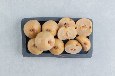 Mermer arka planda bir tepsi elma turşusu. Yüksek kalite fotoğraf