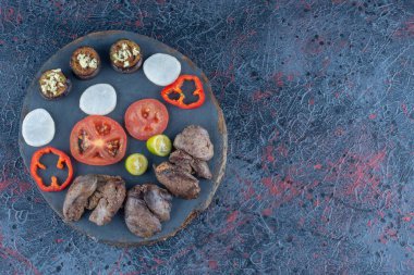 Koyu tahta bir sebze ve et tahtası. Yüksek kalite fotoğraf