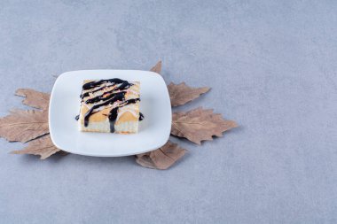 Lezzetli kremalı pastayla birlikte beyaz bir tabak. Yüksek kalite fotoğraf