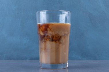 Mavi arka planda, bardakta çikolatalı kahve. Yüksek kalite fotoğraf