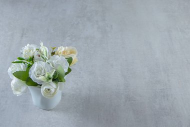 Beyaz arka planda beyaz bir fincanda beyaz güller. Yüksek kalite fotoğraf