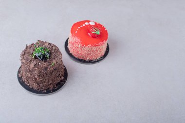 Çikolatalı kek ve çilekli kek, mermer arka planda. Yüksek kalite fotoğraf