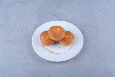 Üç tatlı taze kek tabağı. Yüksek kalite fotoğraf