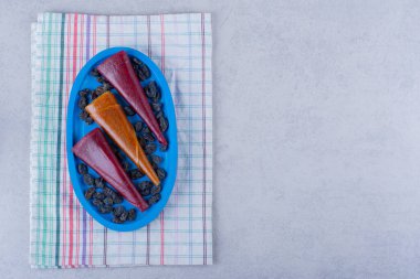 Taş zeminde mavi bir tabak lezzetli, kuru meyve hamuru. Yüksek kalite fotoğraf