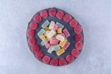 Renkli şekerlerle dolu ahşap bir tahta parçası. Yüksek kalite fotoğraf