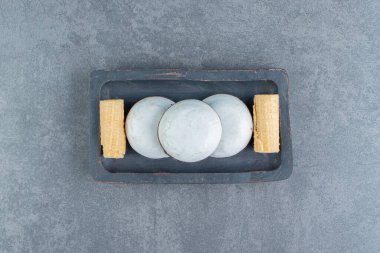 Siyah tabakta gözleme ve kurabiye. Yüksek kalite fotoğraf