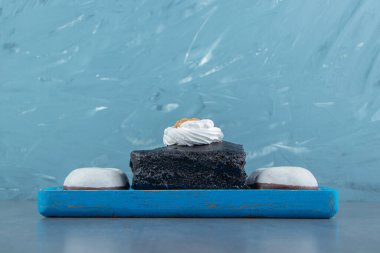 Bir dilim kek ve mavi tabakta bisküvi. Yüksek kalite fotoğraf