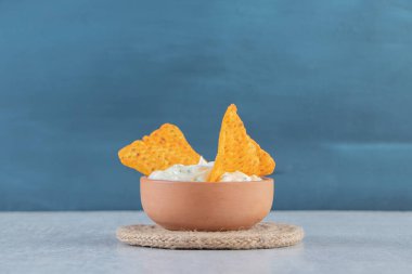 Bir kase özel sos ve arka planda tortilla cipsi. Yüksek kalite fotoğraf