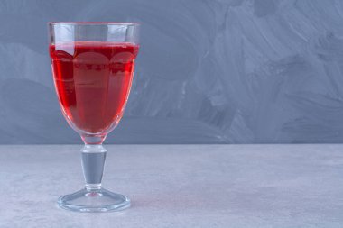 Mermer zemin üzerinde bir bardak kiraz suyu. Yüksek kalite fotoğraf