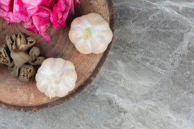 En iyi sebze konservesi manzarası. Sarımsaklı patlıcan ve lahana. Yüksek kalite fotoğraf