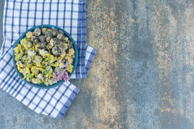 Mavi tabakta kurumuş organik çiçek çeşitleri. Yüksek kalite fotoğraf