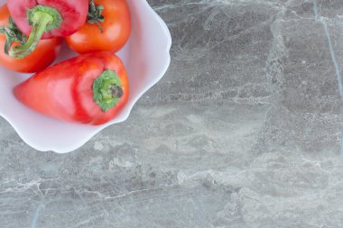 Kırmızı biber manzarası ve gri arka planda domatesler. Yüksek kalite fotoğraf