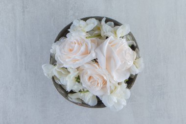 Beyaz arka planda demir kasede beyaz güller. Yüksek kalite fotoğraf