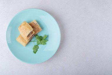 Dilimlenmiş gözleme, tabakta et, mermer arka planda. Yüksek kalite fotoğraf