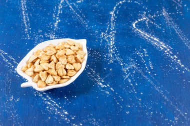 Yaprak şeklinde tabağa konmuş tuzlu kalp şeklinde kraker yığını. Yüksek kalite fotoğraf