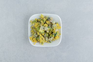 Beyaz kasede kuru kasımpatı çiçekleri. Yüksek kalite fotoğraf