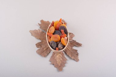 Beyaz arka planda kuru yapraklı çeşitli organik meyveler. Yüksek kalite fotoğraf