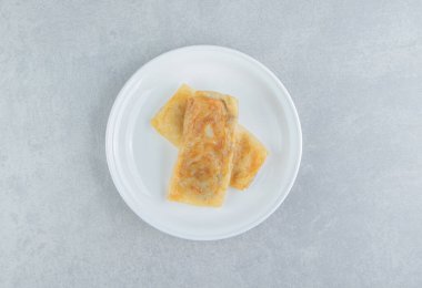 Beyaz tabakta etle doldurulmuş gözleme. Yüksek kalite fotoğraf