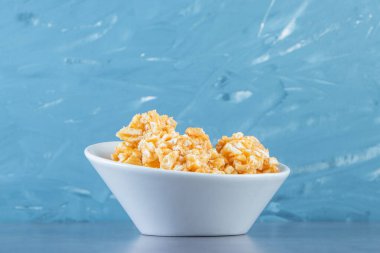 Karamelli şekerler bir kasede, mermer arka planda. Yüksek kalite fotoğraf