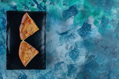 Geleneksel İtalyan mini pizzası ahşap tabakta, mermer arka planda. Yüksek kalite fotoğraf