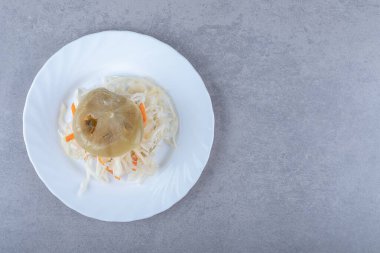 Lahana turşusundaki domatesler mermer arka planda. Yüksek kalite fotoğraf