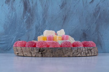 Renkli şekerlerle dolu ahşap bir tahta parçası. Yüksek kalite fotoğraf