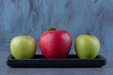 Bir tepsi olgun elma, mermer arka planda. Yüksek kalite fotoğraf
