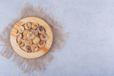 Tahta tabağa konmuş tatlı, kurutulmuş incir yığını. Yüksek kalite fotoğraf
