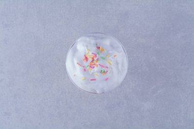 Mermer zemin üzerine krema ve şeker serpiştirilmiş çilek kokteyli. Yüksek kalite fotoğraf