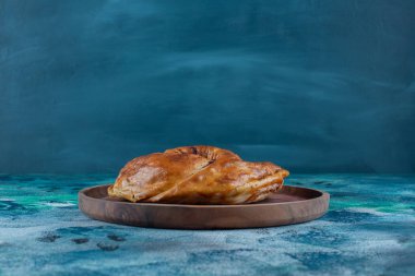 Ahşap bir tabakta mermer zeminde dişlek hamur işleri. Yüksek kalite fotoğraf