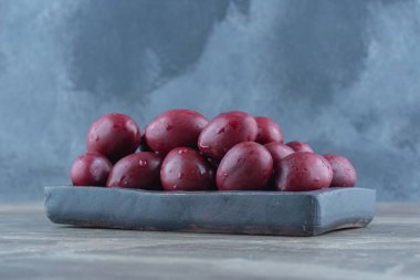 Tahtadaki avuç içi fotoğrafını kapat. Yüksek kalite fotoğraf