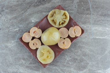 Ev yapımı konserve sebzeler tabakta gri arka planda. Yüksek kalite fotoğraf