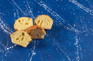 Mermer arka planda taze dilimlenmiş kekler. Yüksek kalite fotoğraf