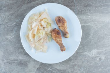 Ev yapımı lezzetli öğle yemeği. Izgara tavuk budu ve lahana turşusu. Yüksek kalite fotoğraf