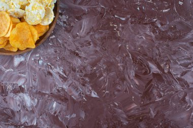 Peynir cipsi ve patates cipsi tabakta, mermer arka planda. Yüksek kalite fotoğraf