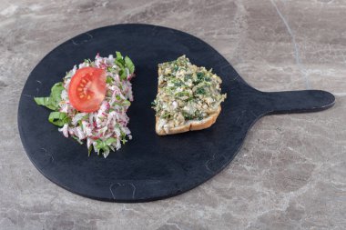 Kara tahtada lezzetli salatalı tost. Yüksek kalite fotoğraf