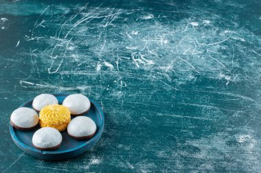 Lezzetli jöleli bisküviler ve mavi tabakta kurabiye. Yüksek kalite fotoğraf