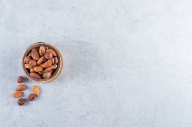 Tahta kasede kurutulmuş meyve ve fındık çeşitleri. Yüksek kalite fotoğraf