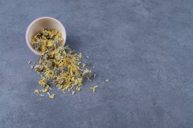 Gri arka planda kurumuş sağlıklı bitkiler. Yüksek kalite fotoğraf