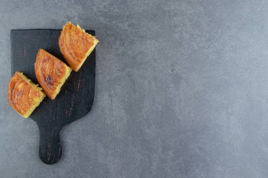 Karanlık tahtada dilimlenmiş taze hamur işi. Yüksek kalite fotoğraf