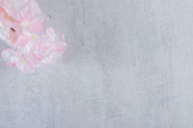 Sürahideki zarif çiçekler, beyaz arka planda. Yüksek kalite fotoğraf