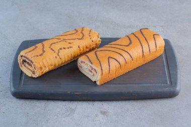 Koyu tahtada çikolata jöleli çörekler. Yüksek kalite fotoğraf