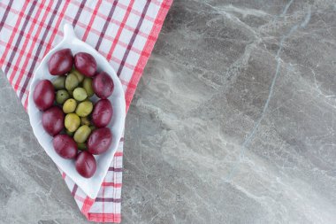 Palmiye yığını ve beyaz tabakta zeytin. Yüksek kalite fotoğraf