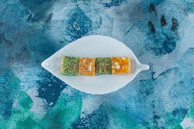 Mermer kaplamalı bir tabakta Türk lokumu. Yüksek kalite fotoğraf