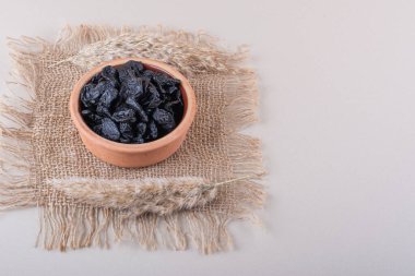 Beyaz arka planda bir kase kurutulmuş erik meyvesi. Yüksek kalite fotoğraf