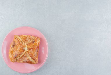 Pembe tabakta lezzetli khachapuri pastası. Yüksek kalite fotoğraf