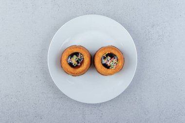 Beyaz tabağa jöleli iki mini kek. Yüksek kalite fotoğraf