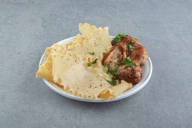 Beyaz tabakta kızarmış tavuk ve makarna. Yüksek kalite fotoğraf